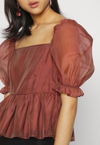 Glamorous Petite BABYDOLL - Blusa - redwood organza