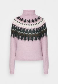 Różowy sweter dziergany na drutach z wysokim kołnierzem, ozdobiony wzorzystym karczkiem w kolorach ciemnej zieleni, brązu i kremu. Miękka faktura, luźny krój oraz ściągacze przy rękawach.