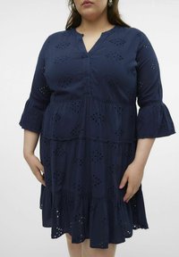 Navyblaues Baumwollkleid mit V-Ausschnitt, kurzen ausgestellt Ärmeln, Spitzenstickerei und mehrlagigem Rüschesaum mit zarten floralem Ausschnitten.