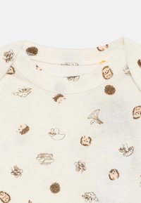 Body de bebe crem cu arici mici maro si diverse ilustratii cu ciuperci imprastiate pe material.