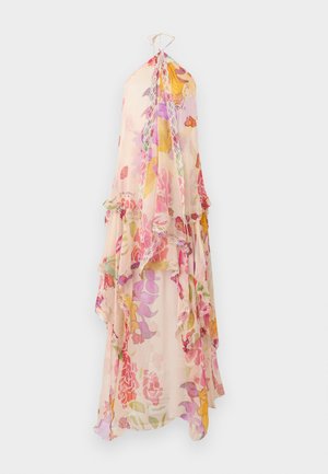 Μακρύ, ρέον φόρεμα με λαιμόκοψη halter από στρωματοποιημένο ύφασμα σιφόν με ροζ, μοβ, πορτοκαλί floral σχέδια και δαντελένια διακόσμηση σε ανοιχτόχρωμο φόντο.