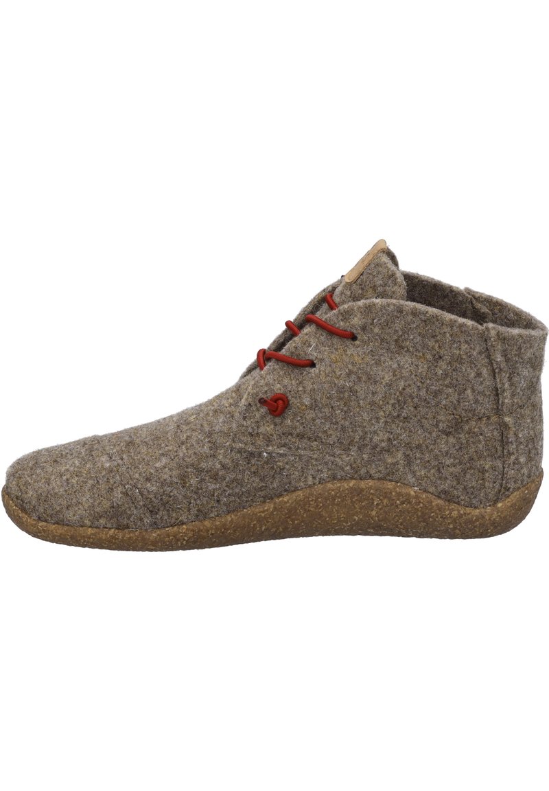 Brązowe skórzane botki za kostkę z czerwonymi sznurówkami, fakturowana powierzchnia, okrągły nosek i korkowa podeszwa. Niska wysokość z minimalistycznym designem.