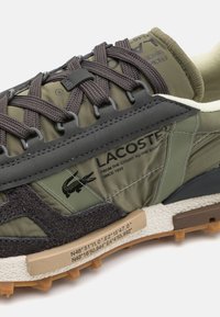 Lacoste ELITE ACTIVE 224 - Zapatillas - khaki/dark green