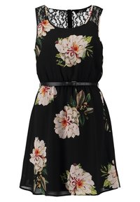 Das florale Kleid aus schwarzem Stoff verfügt über große weiße und rosa Blumen. Es hat eine taillierte Taille mit einem schwarzen Gürtel, einen Spitzeneinsatz am Rücken und ein ärmelloses Design.