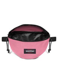 Borsa Eastpak rosa con forma rotonda, esterno in tessuto, foderatura interna nera e chiusura regolabile con cordino. Presenta il logo sul davanti.