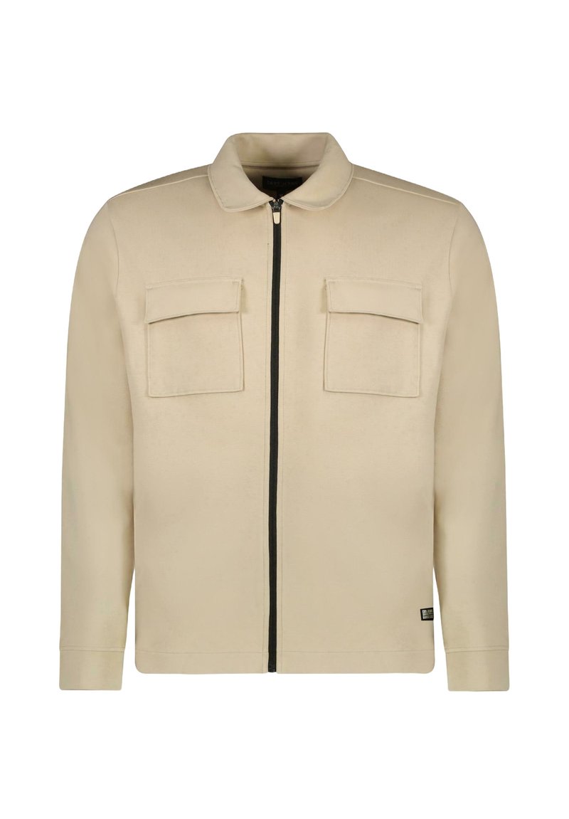 Beige jas met een kraag, ritssluiting aan de voorkant, twee borstzakken en lange mouwen. Glad materiaal met een gestroomlijnde pasvorm en geen zichtbare patronen.