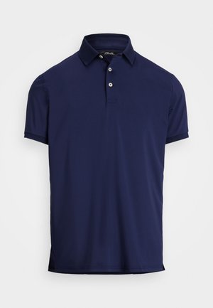 Camisa polo corta de manga azul marino con cuello y tres botones blancos, presentada sobre un fondo blanco liso.