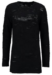 Chemise noire à manches longues en tissu usé avec des déchirures, dotée d'un col rond et d'une coupe décontractée, affichant une texture inégale sur toute la surface.