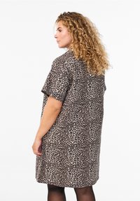 Šaty s leopardím vzorem z jemné látky, ke kolenům, s krátkými rukávy, volného střihu, s kulatým výstřihem a bočními kapsami.