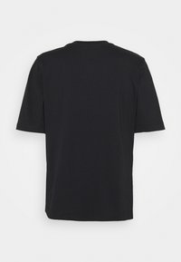 Czarny t-shirt z krótkim rękawem, o okrągłym dekolcie i luźnym kroju, wykonany z miękkiej bawełnianej tkaniny, charakteryzujący się gładką fakturą i brakiem zdobień.