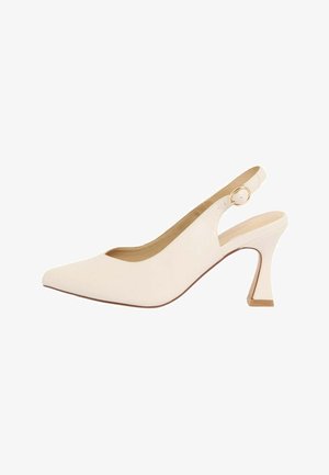 Balts augstpapēžu kurpes ar slingu, ar smailu purngalu un sprādzes siksniņu, paplašinātu izliekto papēdi un gludu ādas virsmu.