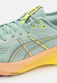 ASICS GEL-KAYANO 31 PARIS - Zapatillas running asfalto - light celadon/safety yellow