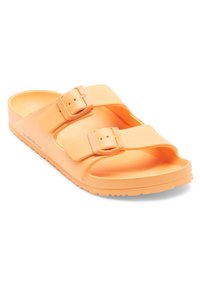 Sandale orange à enfiler avec deux sangles réglables, semelle plate et semelle intérieure texturée. Fabriquée en matériau durable avec une finition lisse.