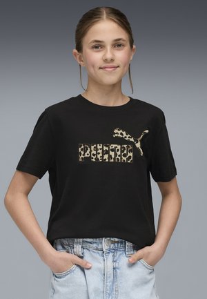 Melna kokvilnas T-kreklu ar leoparda rakstu "PUMA" logotipu un sānu logotipa dizainu. Valkāts ar gaiši zilām džinsu šortiem.