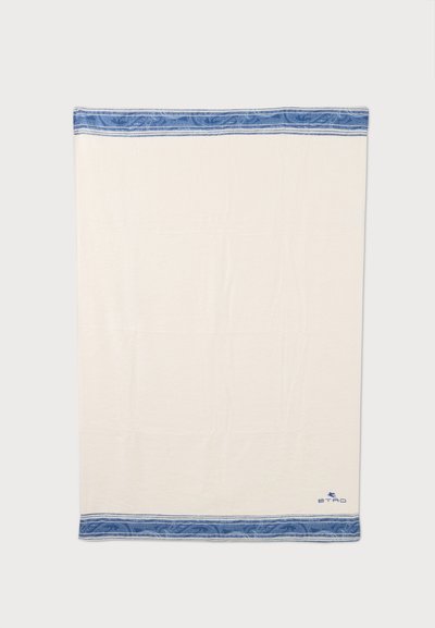 Serviette rectangulaire couleur crème avec des bordures à motif cachemire bleu en haut et en bas et un petit logo Etro dans le coin inférieur droit.