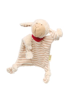 Couette en forme d'agneau à rayures beige doux et blanc avec une tête en peluche, des oreilles et des coins noués, portant un petit foulard rouge.