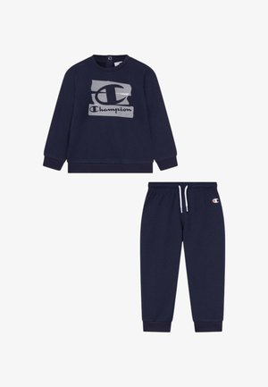 Felpa a maniche lunghe blu navy con logo Champion e pantaloni della tuta blu navy abbinati con coulisse e emblema Champion.