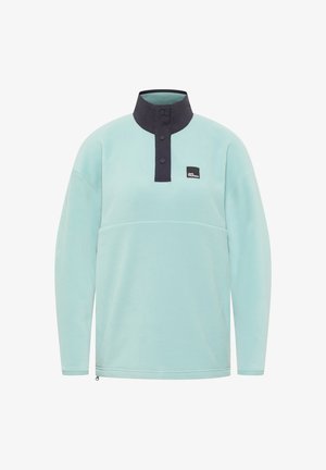 Pulover din fleece bleu deschis cu guler negru în picioare, deschidere cu trei nasturi și broderie mică pe piept. Mâneci lungi și croială lejeră.