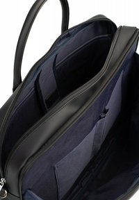 Zwarte leren tas met twee bovenhandvatten, ritssluiting en een marineblauwe stofinterieur met verschillende zakken en compartimenten voor organisatie.