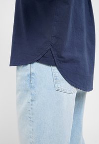 Mustang STYLE BIGNELL - Button-down blouse - blau