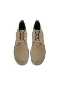Beige Wildleder-Ankelboots mit runden Zehen, weißen Schnürsenkeln, Reißverschluss und strukturierten Gummisohlen für besseren Halt.