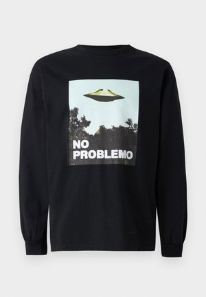 Schwarzes Langarm-T-Shirt mit einem Grafikmotiv eines fliegenden Untertellers über Bäumen und dem Text "NO PROBLEMO" in fetten weißen Buchstaben.