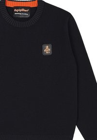 Maglione nero a maglia con colletto a coste arancione. Presenta una patch quadrata del logo in tonalità scura con un emblema chiaro. Maniche lunghe.