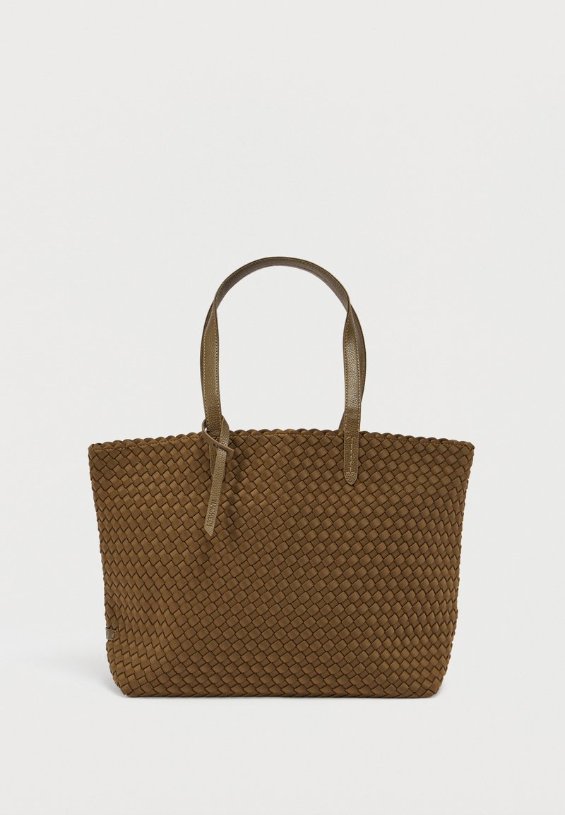 Sac fourre-tout brun tissé avec deux poignées robustes, présentant une surface texturée et un design spacieux, adapté à un usage quotidien.