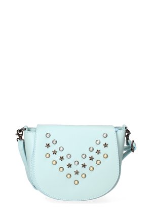 Borsa a tracolla in pelle blu chiaro con chiusura a patta, caratterizzata da borchie argento e oro disposte in un motivo a stella. Include una tracolla regolabile.