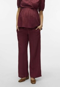 Burgundy tvådelad outfit bestående av en lös, strukturerad topp med korta puffärmar och vida byxor med elastisk midja.