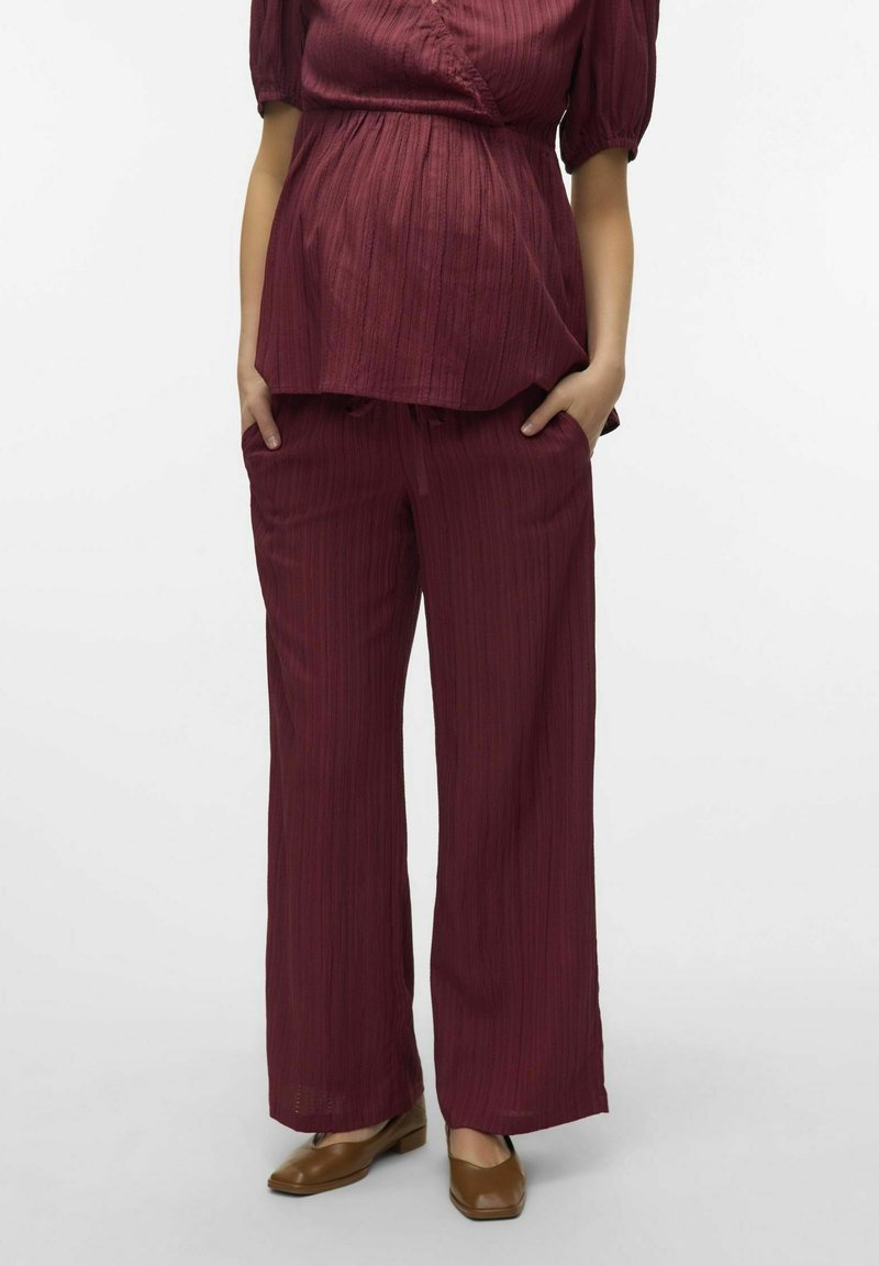 Burgundy tvådelad outfit bestående av en lös, strukturerad topp med korta puffärmar och vida byxor med elastisk midja.