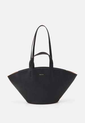 Borsa tote nera con una forma ampia e angolare, realizzata in materiale liscio. Presenta due manici lunghi e un logo discreto sul davanti.