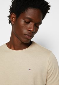 Tommy Jeans SLIM JASPE CREW NECK - Basic póló - savannah sand