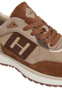 Sneaker in suede marrone e beige con pannello in tessuto, lacci marroni, grande logo "H" in suede e suola bianca con battistrada testurizzato.