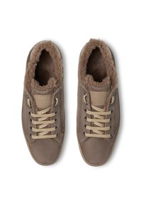 Baskets en suède marron avec une doublure moelleuse et douce, des lacets beige plats et un patch marron avec logo sur la languette. Design décontracté classique.