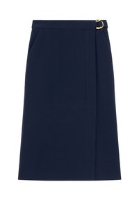 Falda lápiz azul marino de tejido texturizado, con bolsillos laterales y un acento de anillo dorado en la cinturilla. Silueta recta con un dobladillo por encima de la rodilla.