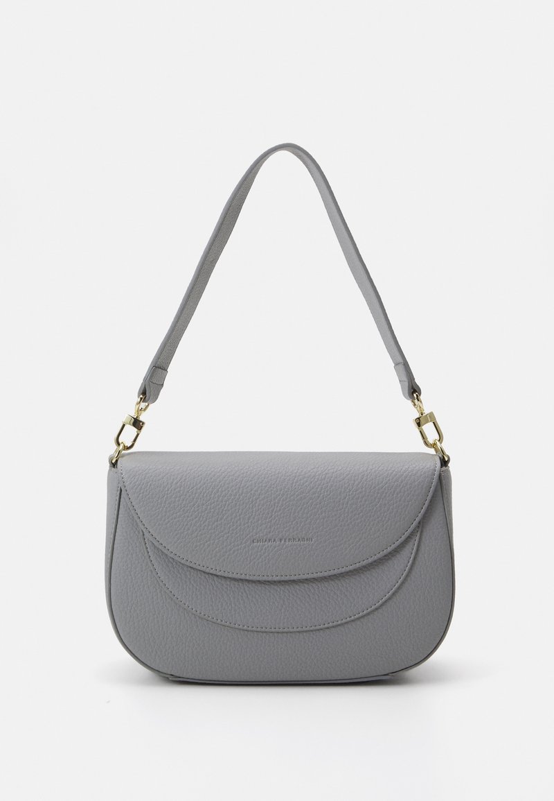 Sac à bandoulière en cuir gris clair avec rabat incurvé et fermoirs dorés, avec une surface texturée et une longue bandoulière.