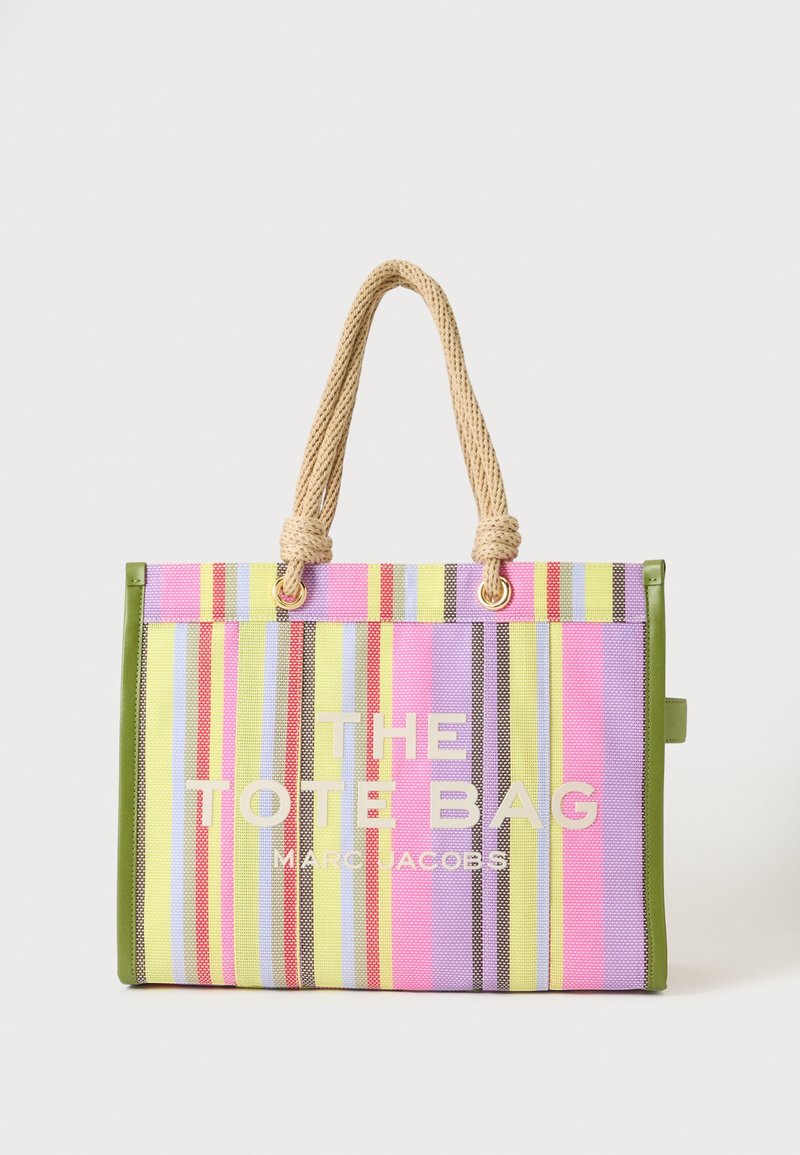 Sac cabas rayé avec des bords verts, des poignées épaisses en corde et des couleurs pastel. Le texte blanc sur le devant indique « The Tote Bag Marc Jacobs ».