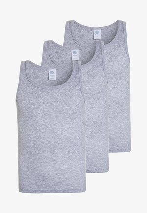 Drei graue Baumwoll-Tanktops mit einer weichen Textur, ausgestattet mit einem runden Ausschnitt und breiten Trägern. Labels sind auf der Rückseite eingenäht.