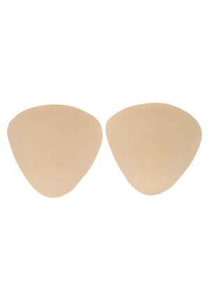 Een paar beige zelfklevende bh-inzetstukken met een glad oppervlak en afgeronde driehoekige vorm op een witte achtergrond.