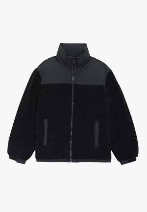 Zwarte fleece jas met hoge kraag, volledige ritssluiting, twee zijzakken en nylon panelen op de schouders en bovenste borst.