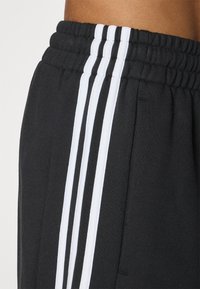 adidas Performance LIVERPOOL FC SHORTS - Klubiriided - black
