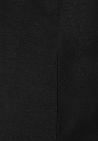 Schwarzer Stoff mit einer glatten, weichen Textur und einem leichten Glanz. Das Material wirkt dehnbar und leicht, mit einer gleichmäßigen Oberfläche.