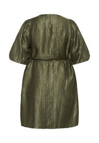 Olivengrøn satin kjole med en skinnende, tekstureret overflade. Har puffede ærmer, rund halsudskæring og figursyet talje for en struktureret silhuet.