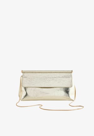 Goldfarbene Clutch-Tasche aus Metall mit einem Überschlag und schmalem goldfarbenen Kettenriemen vor weißem Hintergrund.