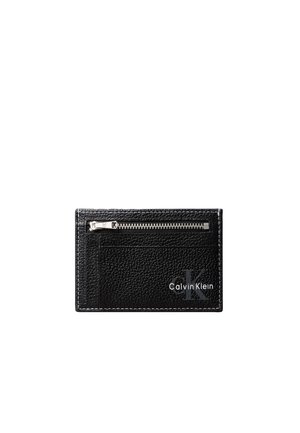 Zwarte gestructureerde leren kaarthouder met zilveren ritssluitingvakje en Calvin Klein-logo in de rechteronderhoek geperst.
