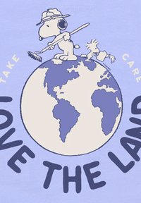 Camiseta gráfica de color púrpura claro con Snoopy y Woodstock sobre un globo, con continentes azules. El texto dice "Cuida de la Tierra."
