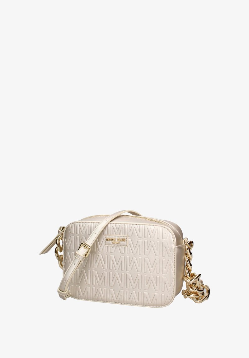 Beige schoudertas met reliëf logo-patroon, goudkleurige accenten en een gestructureerd oppervlak. Voorzien van een afneembare schouderband.