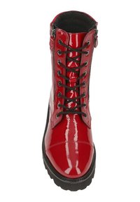 Botte de combat en cuir verni rouge brillant avec des lacets noirs, des fermetures éclair latérales et une épaisse semelle crantée noire, vue de dessus.