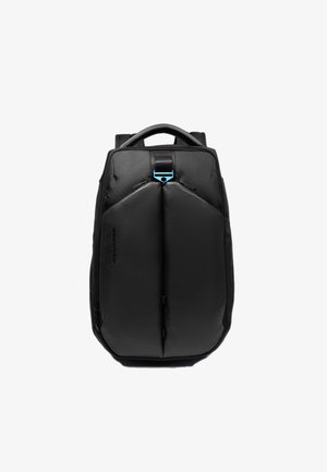 Zwarte rugzak met een geborsteld oppervlak, voorzien van een centrale scheiding, twee zijritsen en een blauw accentgespje op het bovenste handvat.